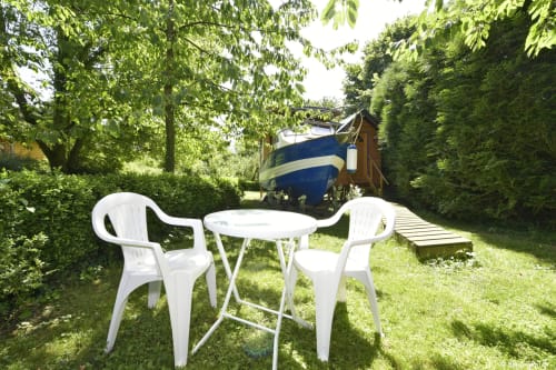 hébergement insolite, dormir dans un bateau, extérieur, terrasse, La verdine, roulotte, hébergements, Aisne.