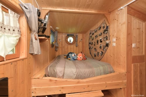 Bateau, lit double, dormir dans un bateau aménagé, hébergement insolite, La verdine, roulotte, hébergements, Aisne.