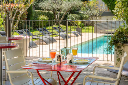 Piscine jardin terrasse hotel la Suite Villeneuve les Avignon