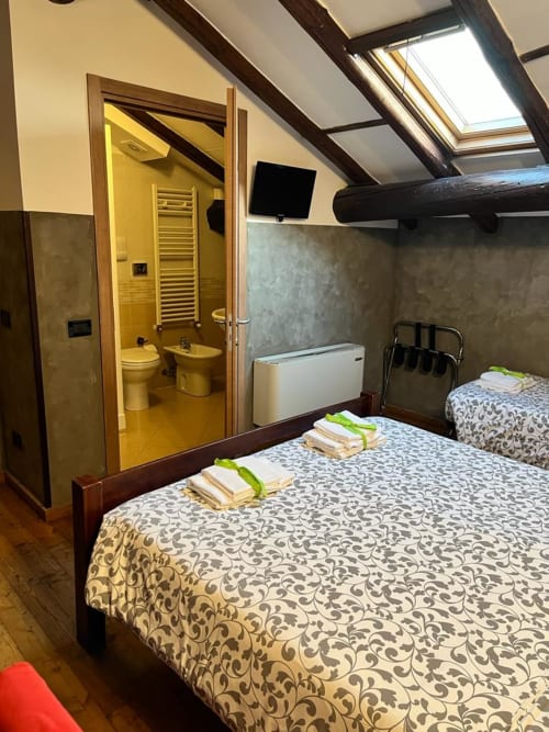 Camera Tripla | Borghetto Airport/Hospital Camere Bergamo, bagno privato, aeroporto, Gavazzeni, humanitas, città alta, stazione dei treni, letto matrimoniale, doccia, letto singolo, tre persone