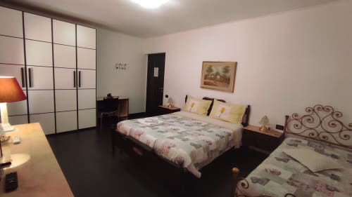 Casa MaMa Guesthouse | camera tripla con scrivania, tv, wifi, balcone, aria condizionata nel cuore di Genova, zona industriale, zona aeroporto, vicino acquario.