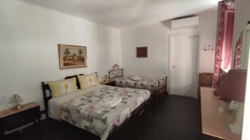 Casa MaMa Guesthouse | camera tripla con scrivania, tv, wifi, balcone, aria condizionata nel cuore di Genova, zona industriale, zona aeroporto, vicino acquario.