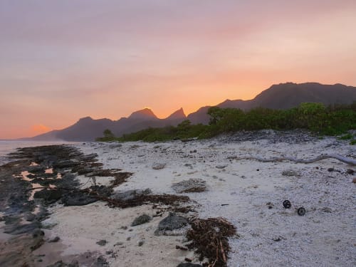 Coucher de soleil bord de mer plage vue montagne, lodge, Moorea Lodge