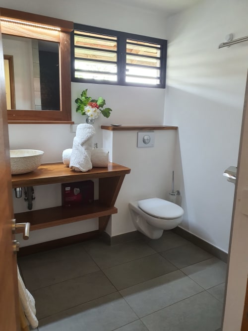 bathroom, towels, toilet, moorea lodge, Tahiti