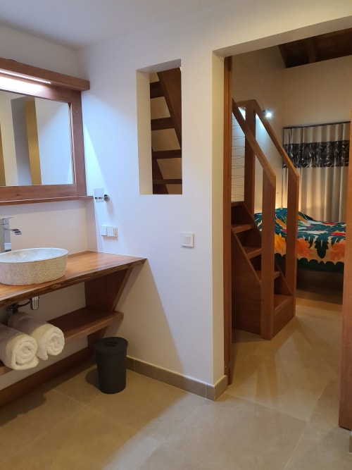 Salle de bain, lit double, villa, BUNGALOW ATAU - MOOREA LODGE, Tahiti