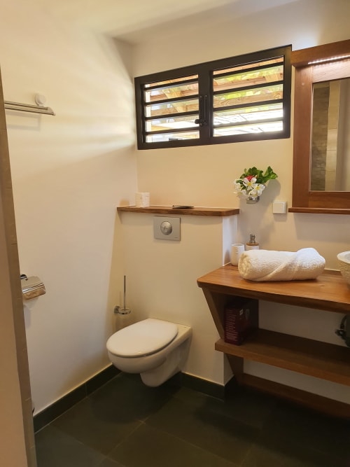Sea view accommodation, villa with view, bathroomFARE AUI - MOOREA LODGE French Polynesia.