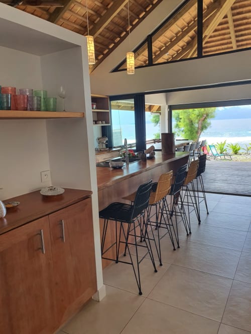 Interior, kitchen open to the terrace, bar, rental, villa with view French Polynesia, BUNGALOW AUI - MOOREA LODGE, Tahiti