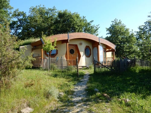Fount De Cousteno | Vacation Village Limbrassac, cottages, Lord of the Rings, Hobbit, barbecue, garden, swimming pool, nature, gîtes, Pyrenees, house, living room, double bedroom