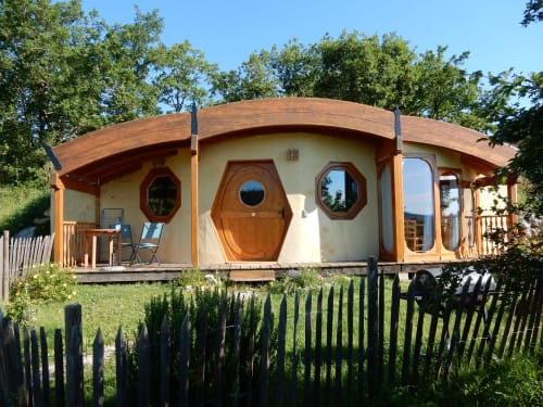 Fount De Cousteno | Feriendorf Limbrassac, Ferienhäuser, Herr der Ringe, Hobbit, Grill, Garten, Schwimmbad, Natur, Ferienhäuser, Pyrenäen, Doppelschlafzimmer