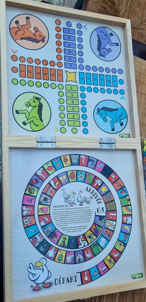 Jeu de société en bois avec illustrations d'animaux et pions colorés à La Dragonne, Bellême