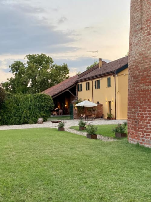 La Fornace di Alessandria | camera da letto con divano, bagno privato, vista giardino, luce naturale, relax, Tv con Netflix e Amazon, Wifi dentro e fuori, Nespresso, snack, bevande, the, asciugamani, ciabatte. Parcheggio.