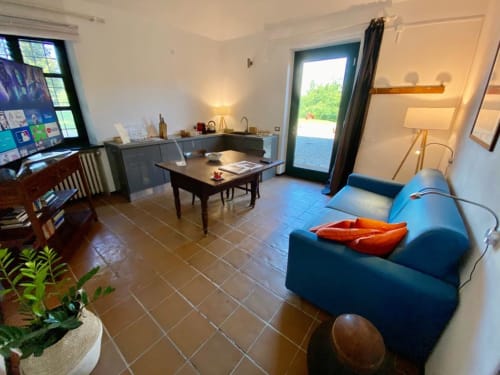 La Fornace di Alessandria | camera da letto con divano, bagno privato, vista giardino, luce naturale, relax, Tv con Netflix e Amazon, Wifi dentro e fuori, Nespresso, snack, bevande, the, asciugamani, ciabatte. Parcheggio.