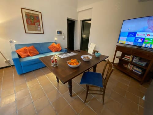 La Fornace di Alessandria | camera da letto con divano, bagno privato, vista giardino, luce naturale, relax, Tv con Netflix e Amazon, Wifi dentro e fuori, Nespresso, snack, bevande, the, asciugamani, ciabatte. Parcheggio.