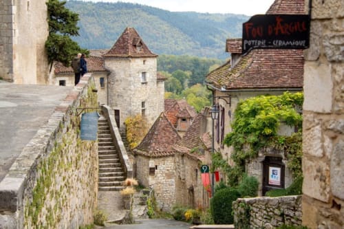 Le magnifique village de Saint Cirq Lapopie à 8kms des Trigones du Causse.