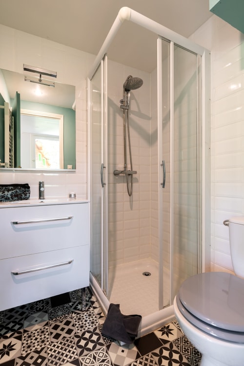 Les salles de bain proposent douche et toilettes intégrées