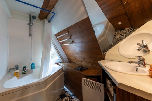 La salle de bain est séparée des toilettes et équipée d'une douche-baignoire