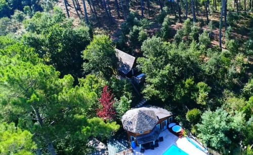 Située à flan de colline et surplombant la piscine, la cabane perchée la Tête dans les Étoiles vous permettra de profiter d'un séjour insolite