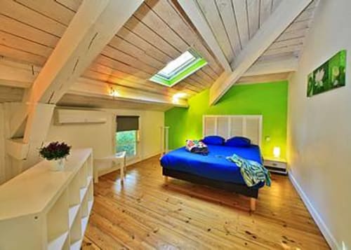La deuxième suite de l'étage profite d'une vue sur la forêt et de sa propre salle de bain intégrée