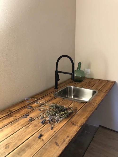 Lavabo moderno con grifo negro en la habitación L'Isard del hotel de montaña Casa Tapiolas en Molló, Girona