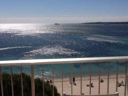 Location Le Fettolina - Appartement à louer à Cannes Palm Beach, directement front de mer et sur la plage de Gazagnaire. Vue du balcon sur les îles de Lérins