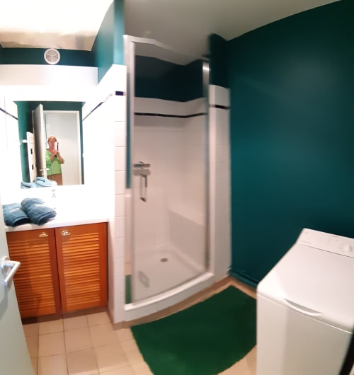Le Bon Repos - Maison d'Hôte Bretagne - Perros Guirec . salle de bain - machine à laver