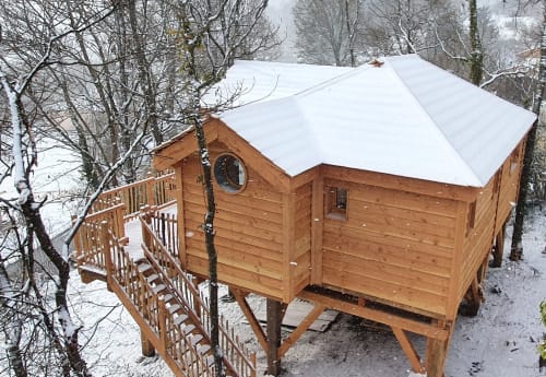 Cabane sous la neige