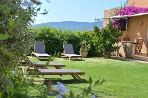 Jardin commun face piscine / 
