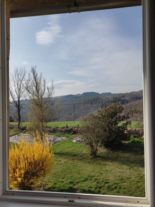 Vue sur le jardin et la montagne - Chambre Le Soleil Couchant - Hébergements sur le chemin de St Jacques de Compostelle - Castelnau de Mandailles