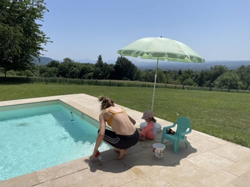 vacances-maman-et-sa-fille-detente-piscine-lepasdemoineau