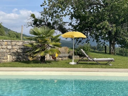 chaise-longue-et-parasol-jaune-printemps-bord-de-piscine.lepasdemoineau