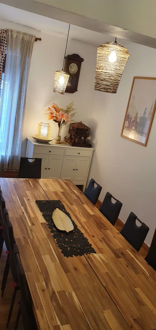 Habitaciones de gran calidad con vistas, el alojamiento ideal para grupos de amigos, parejas y familias. Le esperan la calidez y la relajación, así como unas vacaciones en un lugar rodeado por la historia y las actividades naturales.