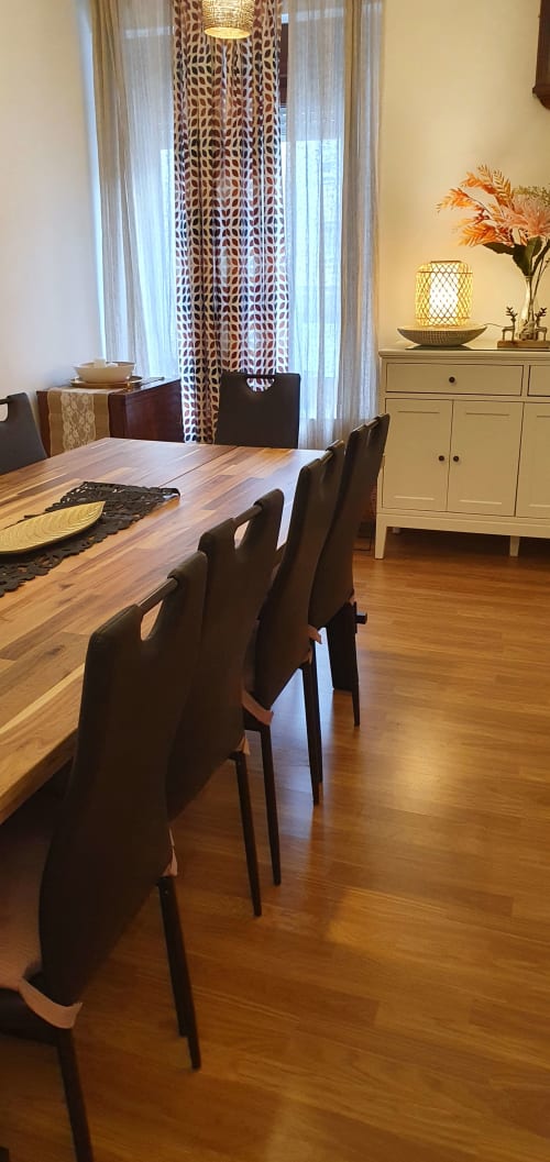 Habitaciones de gran calidad con vistas, el alojamiento ideal para grupos de amigos, parejas y familias. Le esperan la calidez y la relajación, así como unas vacaciones en un lugar rodeado por la historia y las actividades naturales.