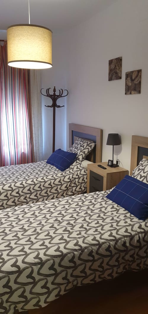 Campanuca |Habitaciones de gran calidad con vistas, el alojamiento ideal para grupos de amigos, parejas y familias. Le esperan la calidez y la relajación, así como unas vacaciones en un lugar rodeado por la historia y las actividades naturales.