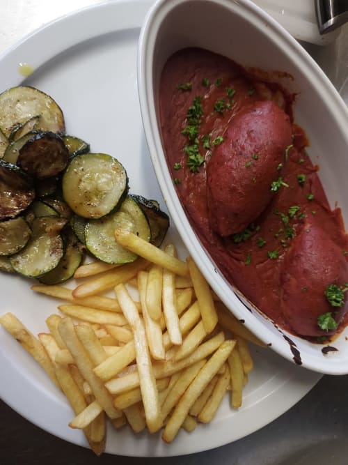 Viande rouge aux herbes, servie avec frites et courgettes grillées au Comtois, gîte en Saône