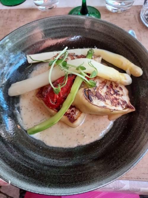 Pétoncles poêlés gourmands en sauce crémeuse aux oignons verts à la maison d'hôtes Le Comtois, Saône, France
