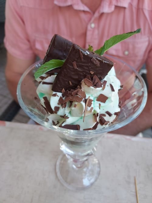 Élégant dessert menthe-chocolat avec crème fouettée et copeaux de chocolat à Le Comtois, chambre d'hôtes française en Saône