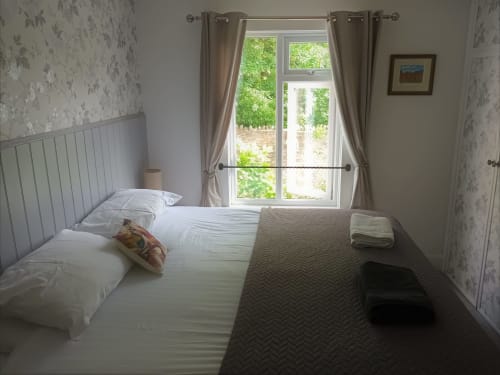 Haydn House - Glastonbury - Guestroom - double bed 