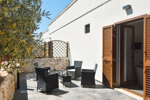 Gelso | Apartment for 4, Masseria Giulio, Holiday Apartments Francavilla Fontana, Puglia, swimming pool, garden, private bathroom, king bed, single beds