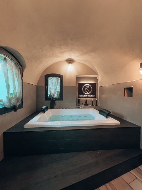 Talking Stones | B&B Dolceacqua, Liguria, hydromassage, terrace with view, breakfast, castle, exposed stones, medieval village, double room, pre-Alps, tub