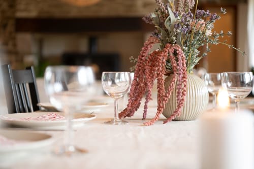 Elegant dining table at Espace Ker Gana in Plourin with pink dried flowers, wine glasses, and place settings