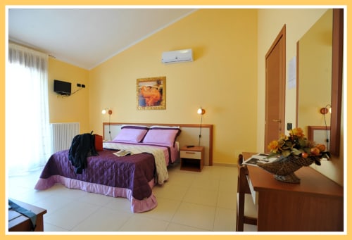 Camera Matrimoniale | Casa Augello B&B San Giovanni Rotondo, camere, vicino al santuario, Padre Pio, hotel, doppia, letto matrimoniale, bagno privato