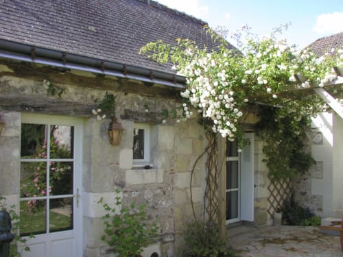 Arbor of roses above the Petit Villandry guest house
