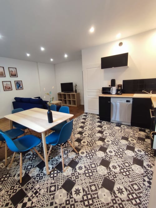 Intérieur d'appartement moderne à Lesdoucesnuits45 à Montargis avec salle à manger, cuisine et séjour aux accents bleus