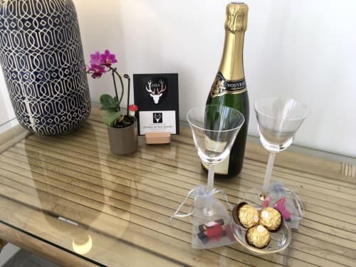 Accueil champagne au Domaine Des Bois Argentés avec flûtes, chocolats, orchidée et décoration