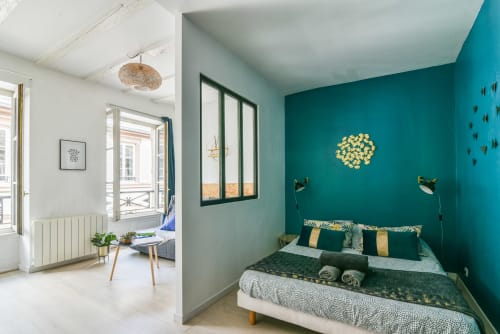 R appartements - Strasbourg - location d'appartements- Fenêtresukrut- appartement T1- chambre- salon- verrière- lit double- canapé lit- table pour manger- chaises- dressing- penderie- lit bébé- Wifi-