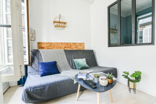 R appartements - Strasbourg - location d'appartements- Fenêtresukrut- appartement T1- chambre- salon- verrière- lit double- canapé lit- table pour manger- chaises- dressing- penderie- lit bébé- Wifi- Tv Hd- guide Alsace- Cosy- 