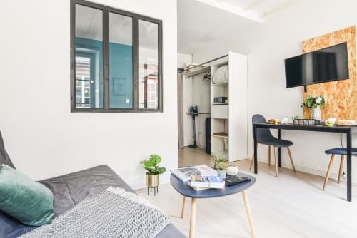 R appartements - Strasbourg - location d'appartements- Fenêtresukrut- appartement T1- chambre- salon- verrière- lit double- canapé lit- table pour manger- chaises- dressing- penderie- lit bébé- Wifi- radio- chaise haute bébé- Amazon Prime Video- 
