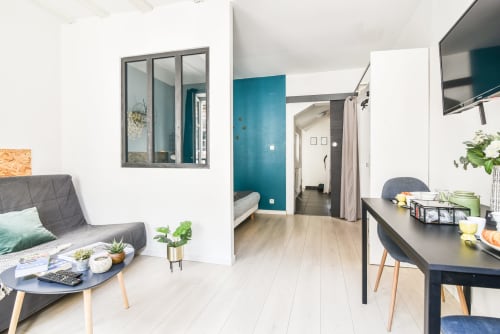 R appartements - Strasbourg - location d'appartements- Fenêtresukrut- appartement T1- chambre- salon- verrière- lit double- canapé lit- table pour manger- chaises- dressing- penderie- lit bébé- Wifi-