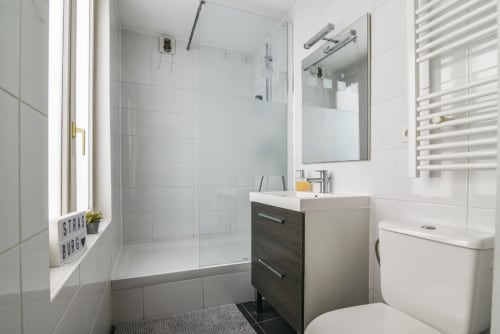 R appartements - Strasbourg - location d'appartements- Fenêtresukrut- appartement T1- salle de bain- douche- vasque- WC- sèche serviettes- sèche cheveux- shampoing- savon- serviettes- 