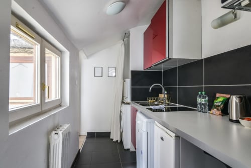 R appartements - Strasbourg - location d'appartements- Fenêtresukrut- appartement T1- chambre- cuisine équipée- vaisselle- lave vaisselle- plaques électriques- machine à café- bouilloire électrique- grille pain- micro-ondes- machine à laver- sèche linge- tabourets de bar-